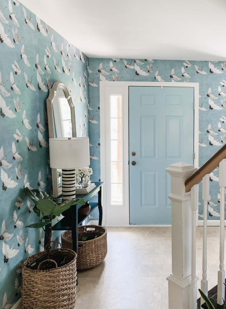 Идея дизайна: маленькое фойе в морском стиле с синими стенами, одностворчатой входной дверью, синей входной дверью и обоями на стенах для на участке и в саду