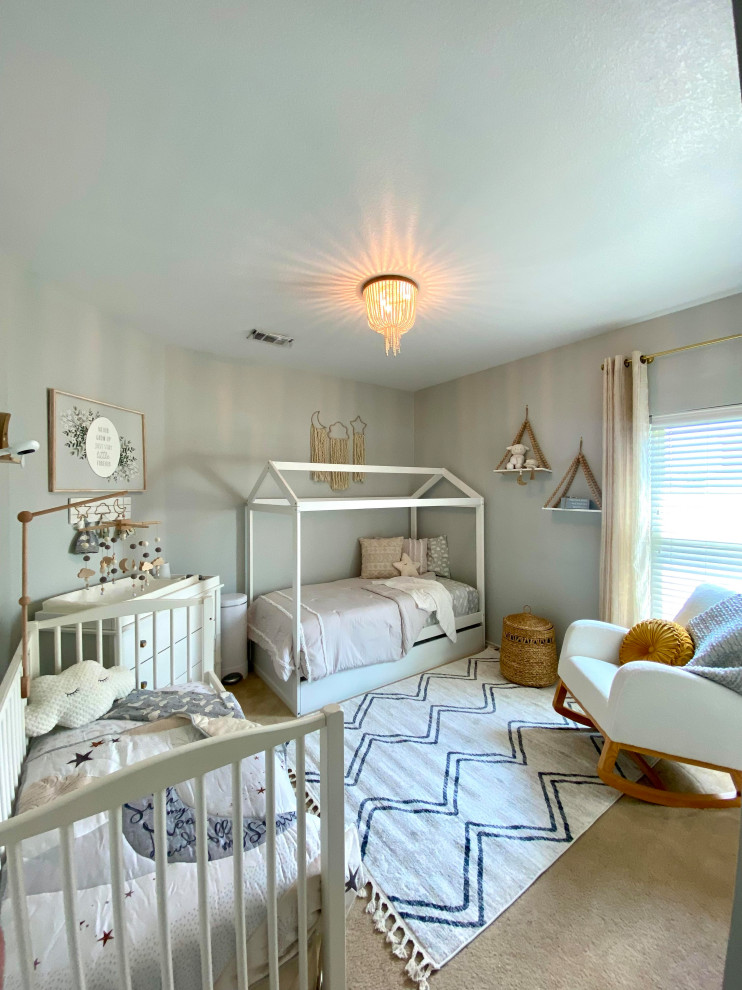 Свежая идея для дизайна: большая нейтральная комната для малыша в стиле кантри - отличное фото интерьера