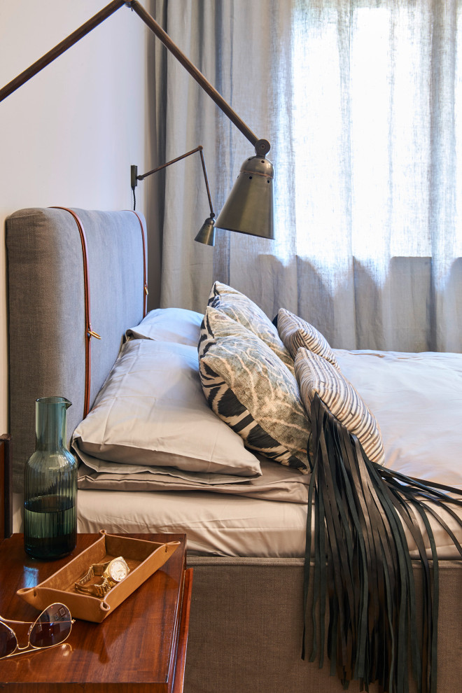 Kleines Eklektisches Gästezimmer mit grauer Wandfarbe und braunem Holzboden in München