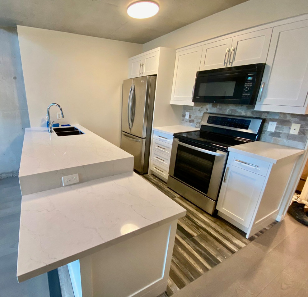Transitional kitchen photo in Toronto
