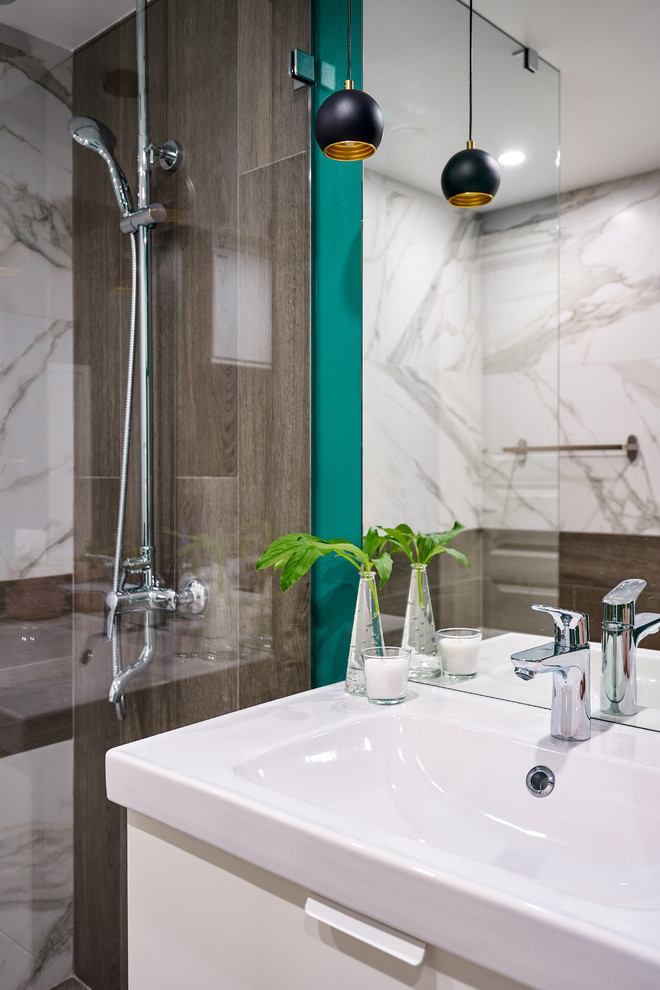 На берегу лесного ручья