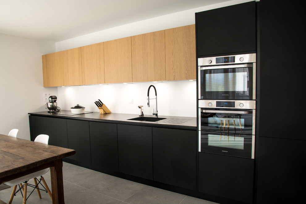 This is an example of a medium sized contemporary kitchen in Grenoble.