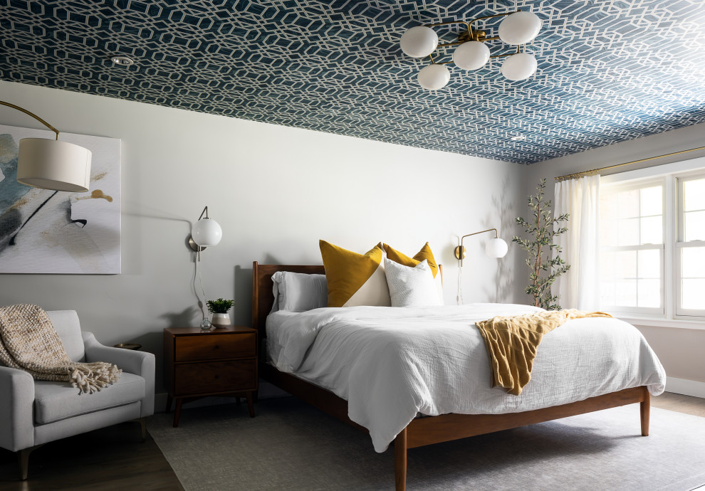 Idées déco pour une grande chambre parentale rétro avec un mur gris, un sol en bois brun et un plafond en papier peint.