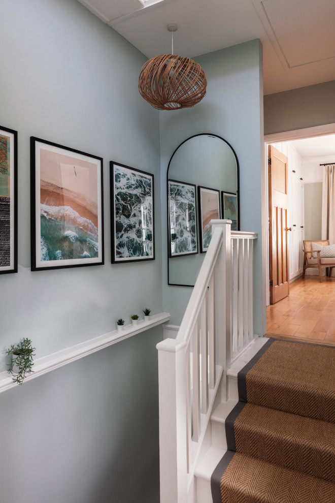 Inspiration pour un petit couloir nordique avec un mur gris, parquet peint, un sol blanc et un plafond voûté.