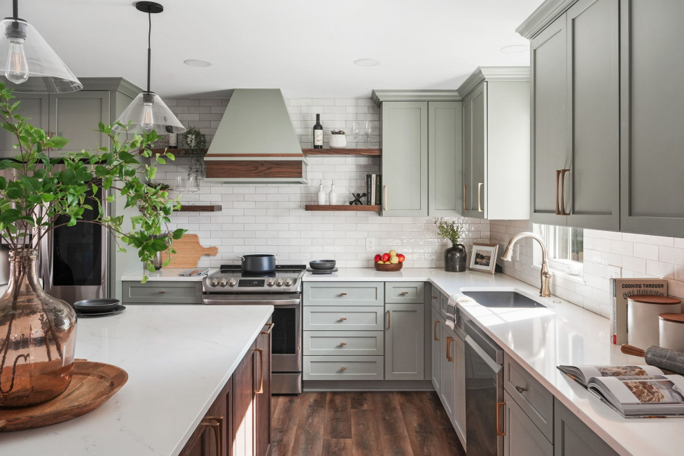 Example of a transitional kitchen design in Columbus