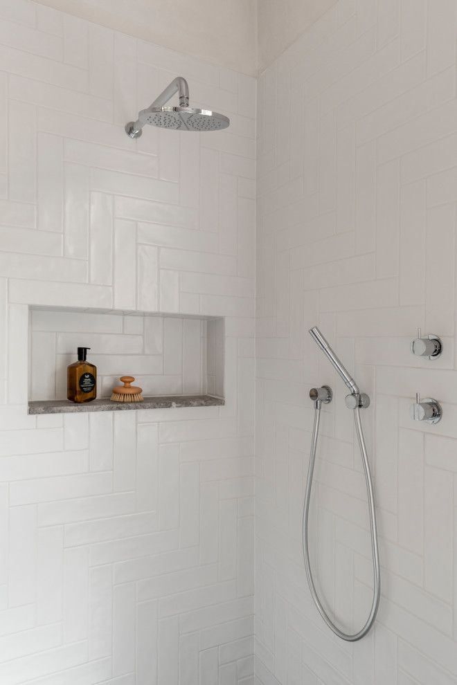Exempel på ett modernt grå grått badrum, med släta luckor, skåp i mellenmörkt trä, ett fristående badkar, vit kakel, vita väggar, ett undermonterad handfat och blått golv