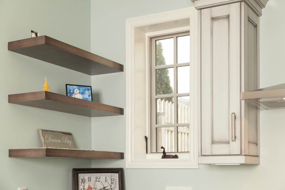 Transitional kitchen photo in Toronto