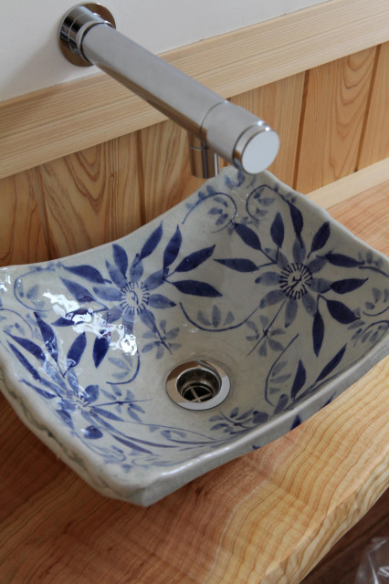 八百津の大きな招き屋根の家 giapponese-bagno-di-servizio