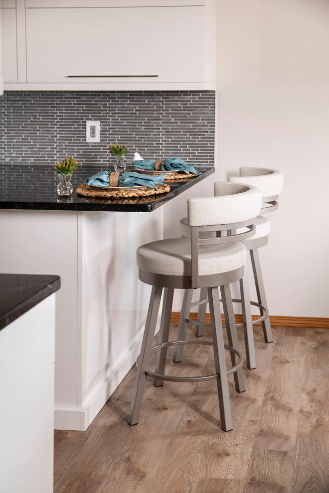 Design ideas for a mid-sized contemporary l-shaped eat-in kitchen in Milwaukee with a double-bowl sink, flat-panel cabinets, white cabinets, quartz benchtops, multi-coloured splashback, mosaic tile splashback, medium hardwood floors, a peninsula, brown floor and black benchtop.