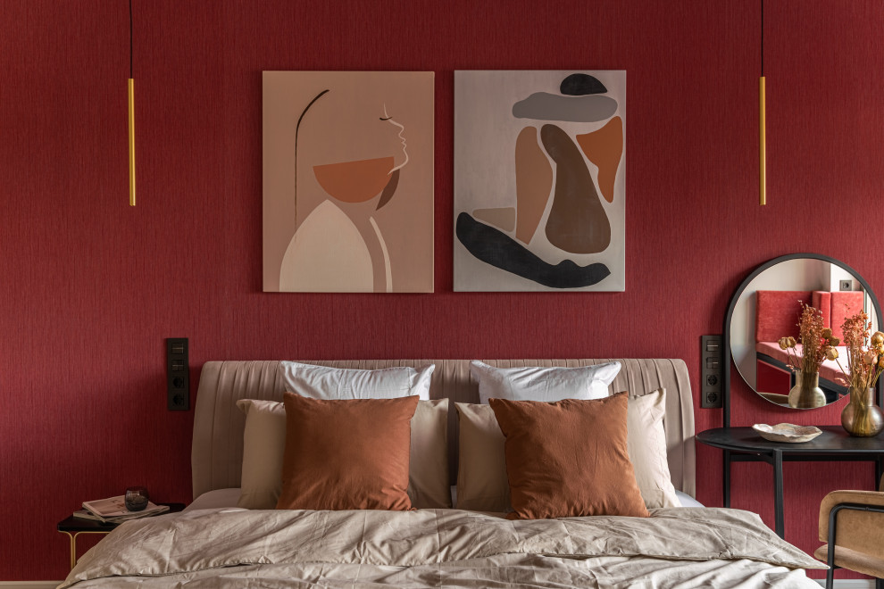 Свежая идея для дизайна: спальня среднего размера в современном стиле с красными стенами, обоями на стенах и акцентной стеной - отличное фото интерьера
