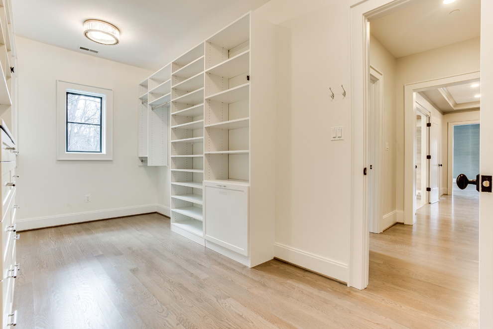 Example of a minimalist home design design in Baltimore