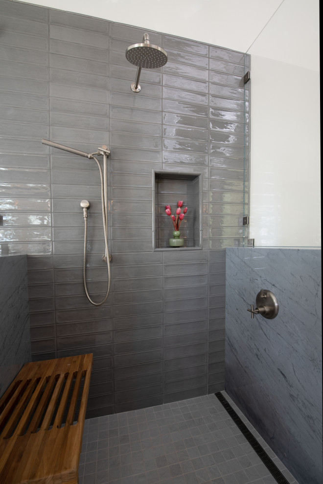 Idéer för ett stort maritimt grå badrum, med släta luckor, skåp i ljust trä, ett japanskt badkar, en dusch i en alkov, en toalettstol med hel cisternkåpa, grå kakel, glaskakel, grå väggar, marmorgolv, ett fristående handfat, marmorbänkskiva och grått golv