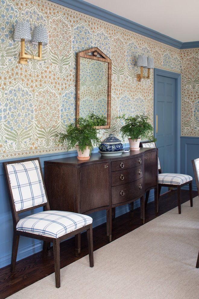 Réalisation d'une salle à manger ouverte sur la cuisine tradition avec un mur bleu, parquet foncé, un sol marron et du papier peint.