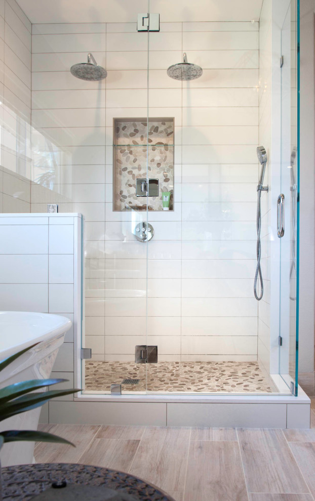 Пример оригинального дизайна: большая главная ванная комната в стиле кантри с фасадами с утопленной филенкой, коричневыми фасадами, отдельно стоящей ванной, душем в нише, раздельным унитазом, белой плиткой, цементной плиткой, белыми стенами, полом из керамогранита, врезной раковиной, столешницей из искусственного кварца, коричневым полом, душем с распашными дверями, белой столешницей, сиденьем для душа, тумбой под две раковины, встроенной тумбой, балками на потолке и стенами из вагонки