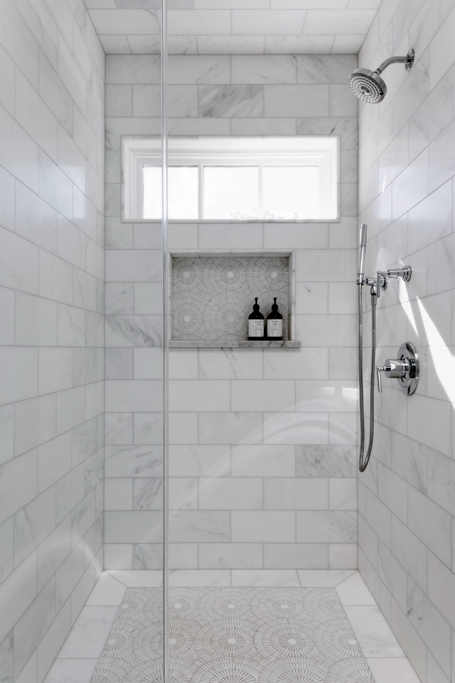 Idéer för att renovera ett mellanstort vintage flerfärgad flerfärgat en-suite badrum, med skåp i shakerstil, vita skåp, ett undermonterat badkar, grå kakel, grå väggar, mosaikgolv, ett undermonterad handfat, marmorbänkskiva, vitt golv och dusch med gångjärnsdörr