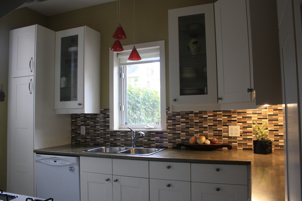 Small elegant home design photo in Toronto