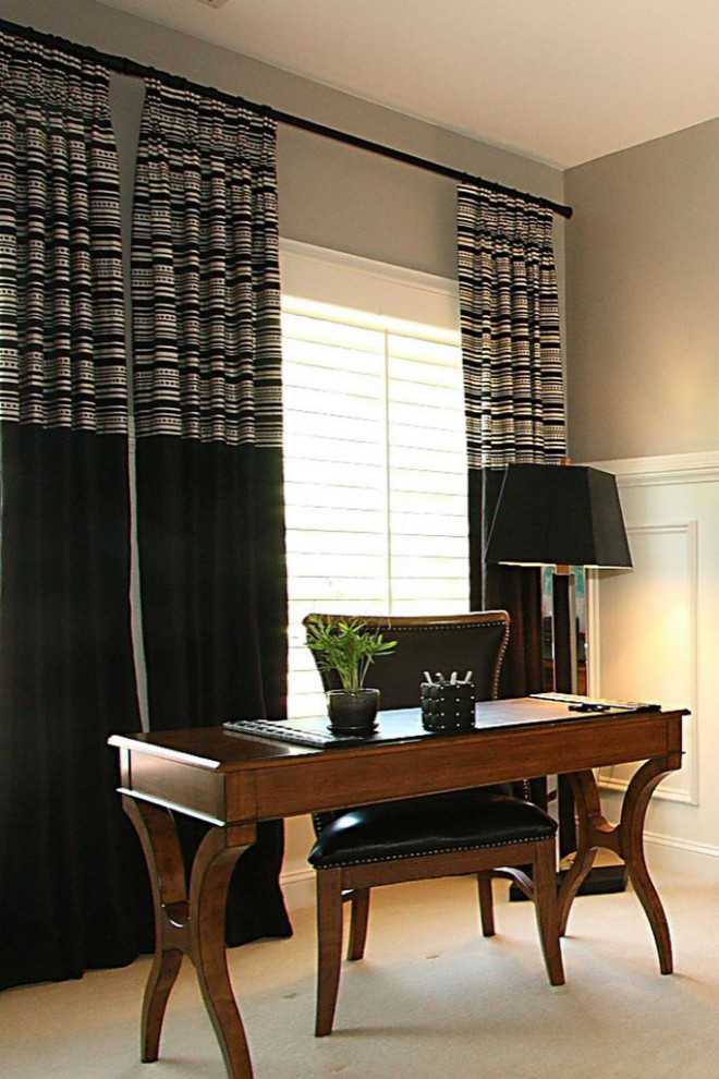 Bild på ett mellanstort funkis hemmastudio, med heltäckningsmatta och ett fristående skrivbord