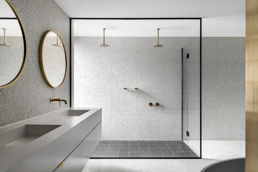 На фото: главная ванная комната среднего размера в современном стиле с белыми фасадами, открытым душем, открытым душем, тумбой под две раковины и подвесной тумбой