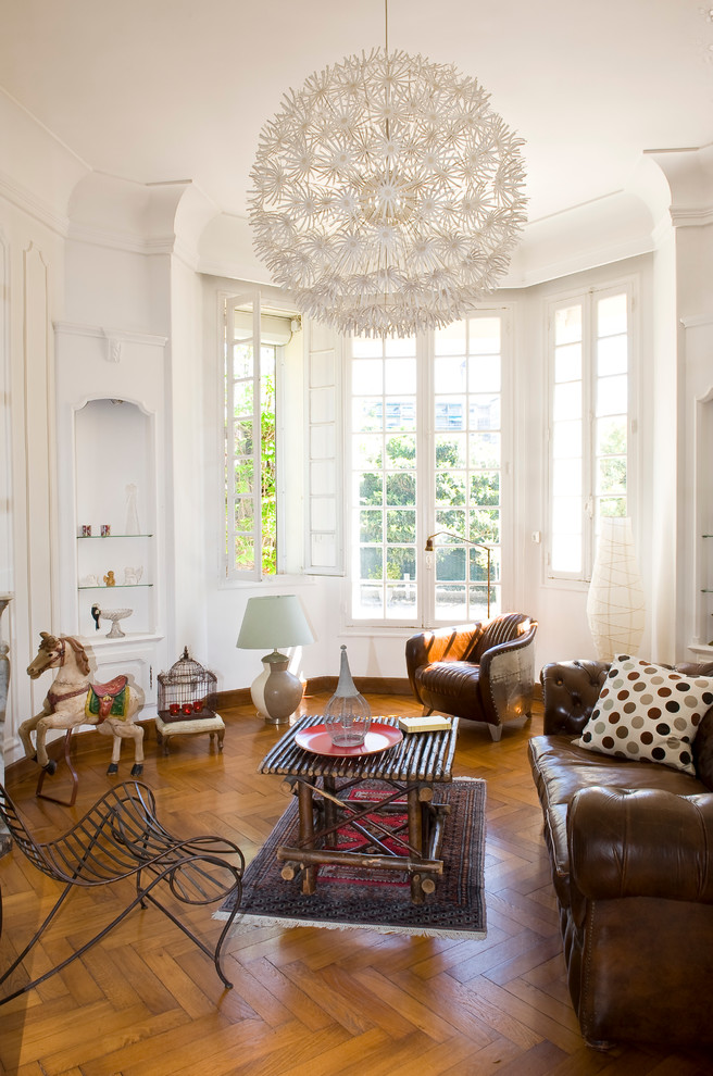 Transitional living room in Marseille with white walls and medium hardwood floors.