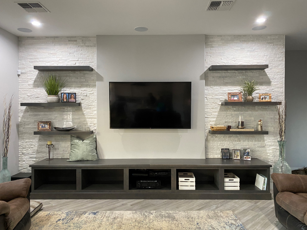 Foto di un soggiorno tradizionale di medie dimensioni con pareti bianche, TV a parete e pannellatura