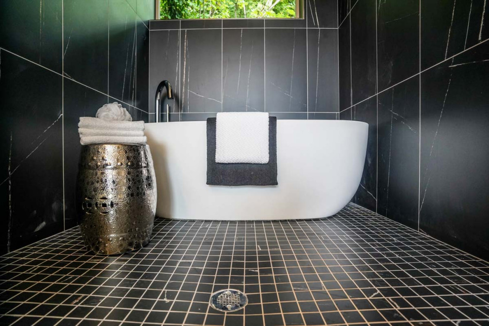 Пример оригинального дизайна: маленькая ванная комната в современном стиле с отдельно стоящей ванной, душевой кабиной и мраморной плиткой для на участке и в саду
