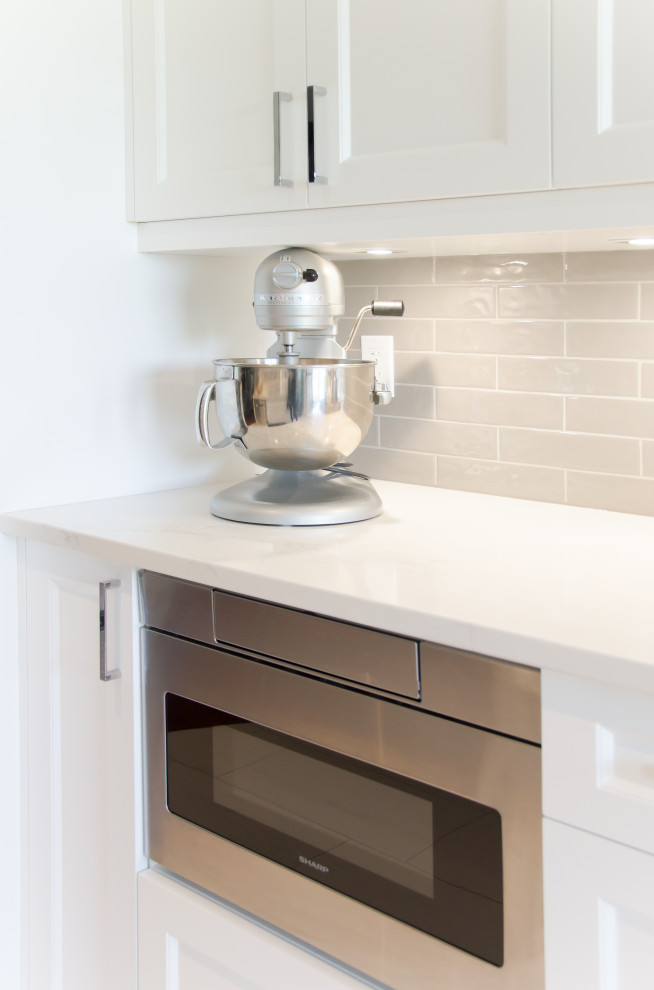 Kitchen - transitional kitchen idea in Toronto