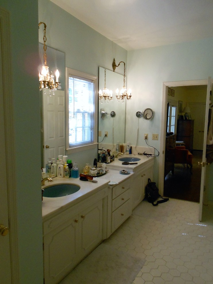 Example of a mid-sized transitional home design design