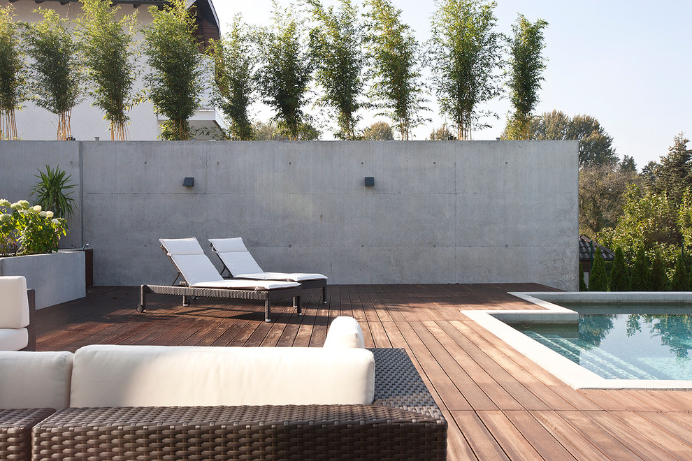 Große, Unbedeckte Moderne Terrasse in Sonstige