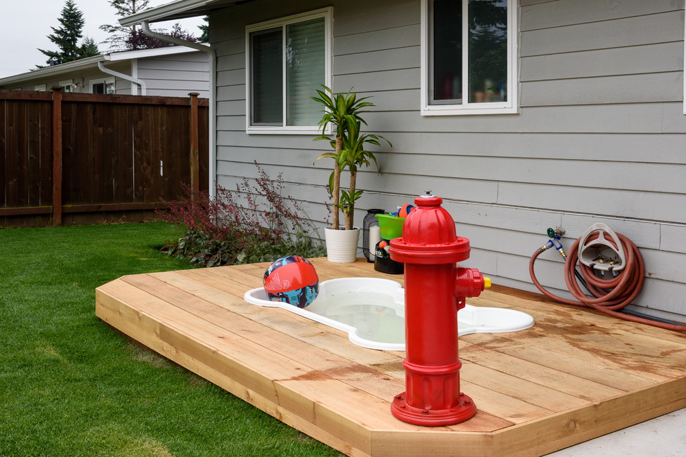 Small transitional backyard deck in Seattle with an outdoor shower and no cover.