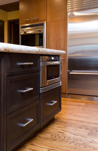 Kitchen - transitional kitchen idea in Chicago