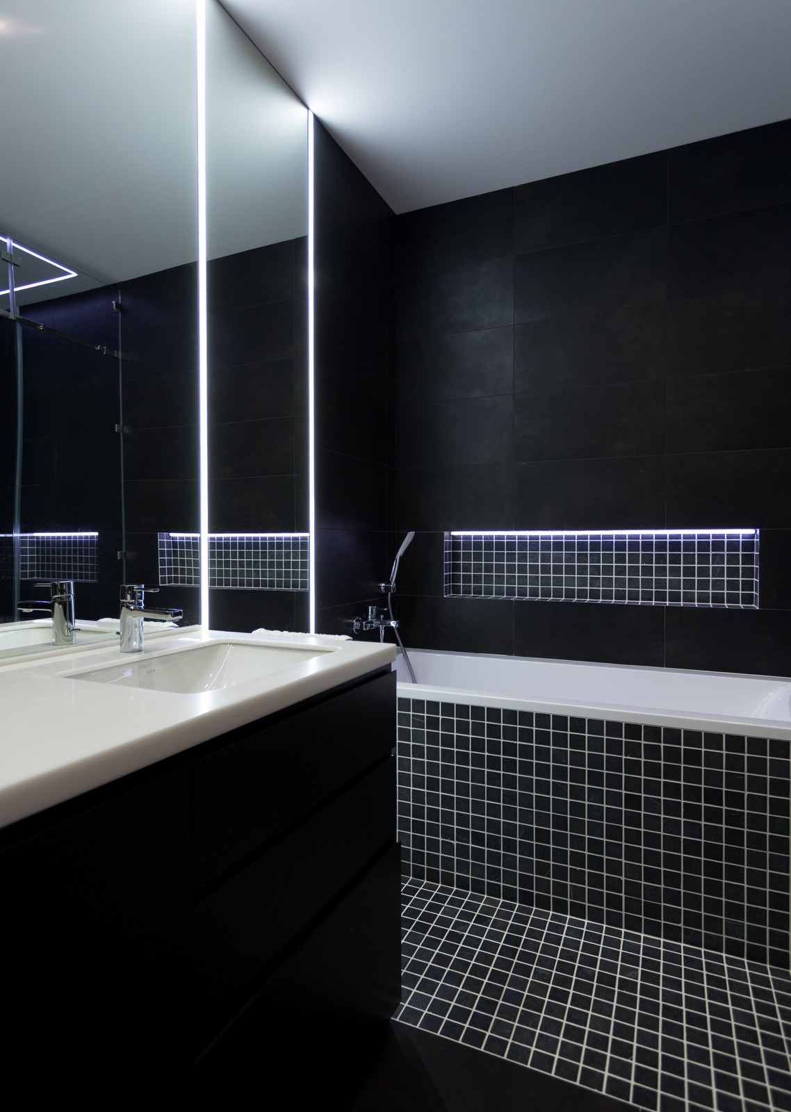 Современная квартира в черно-белых тонах