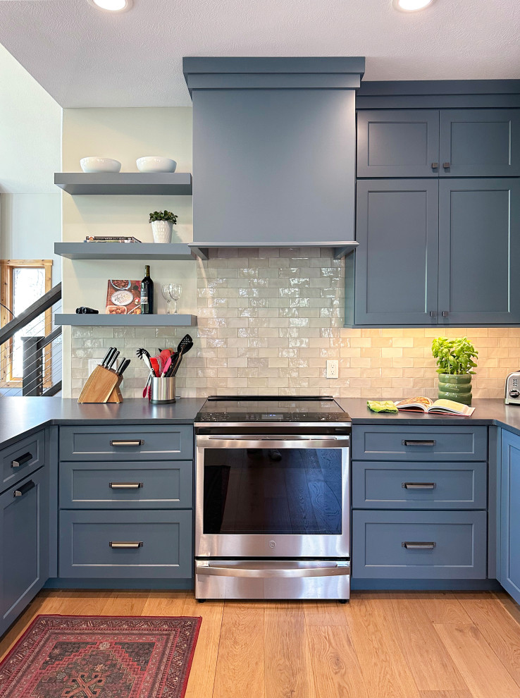 Kitchen - transitional kitchen idea