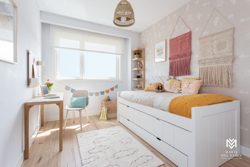 Imagen de dormitorio infantil de 4 a 10 años contemporáneo pequeño con paredes multicolor, suelo de madera en tonos medios y suelo beige