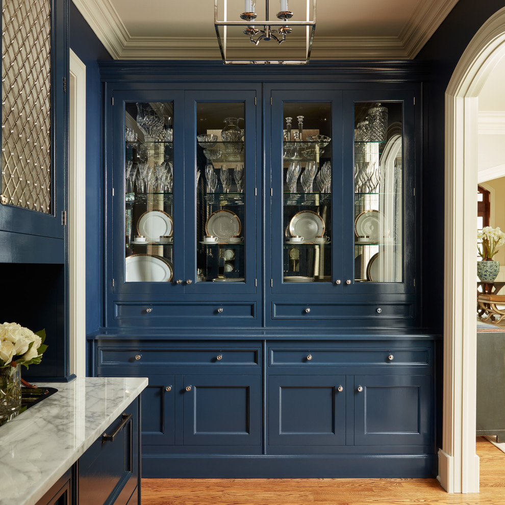 Inspiration pour une cuisine avec des portes de placard bleues et un plan de travail gris.