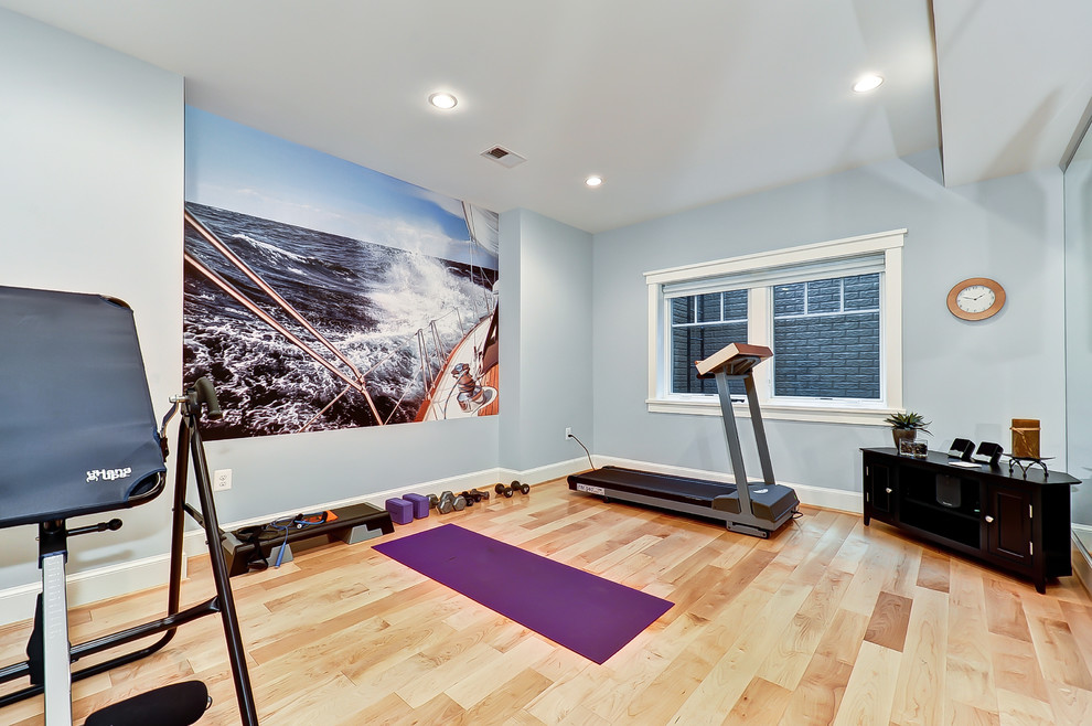 Klassischer Fitnessraum mit blauer Wandfarbe und beigem Boden in Washington, D.C.