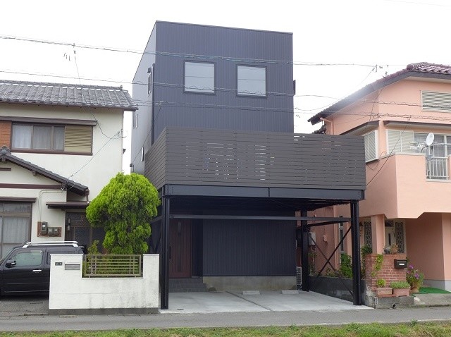 27坪の狭小地に駐車場2台 家族が集う23帖のldkがある3階建て住宅 他の地域 建築システム Houzz ハウズ