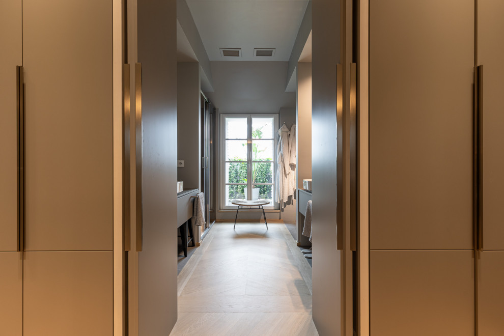 Exemple d'une salle de bain tendance avec des portes de placard grises, WC suspendus, un mur gris, parquet clair, une vasque, un sol beige, un plan de toilette gris, meuble-lavabo suspendu et meuble double vasque.