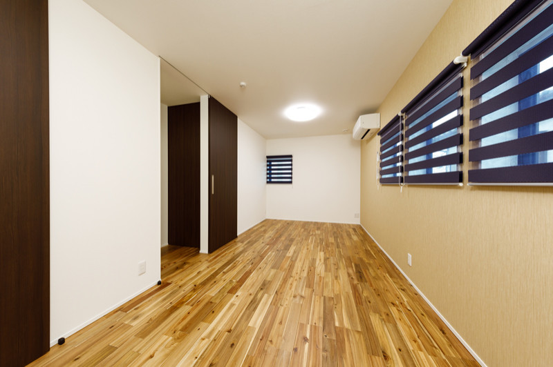 Small modern open concept family room in Tokyo Suburbs with white walls, medium hardwood floors, brown floor, wallpaper and wallpaper.