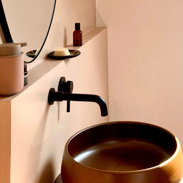 Maison Wabi-sabi en bord de Seine transitional-bathroom