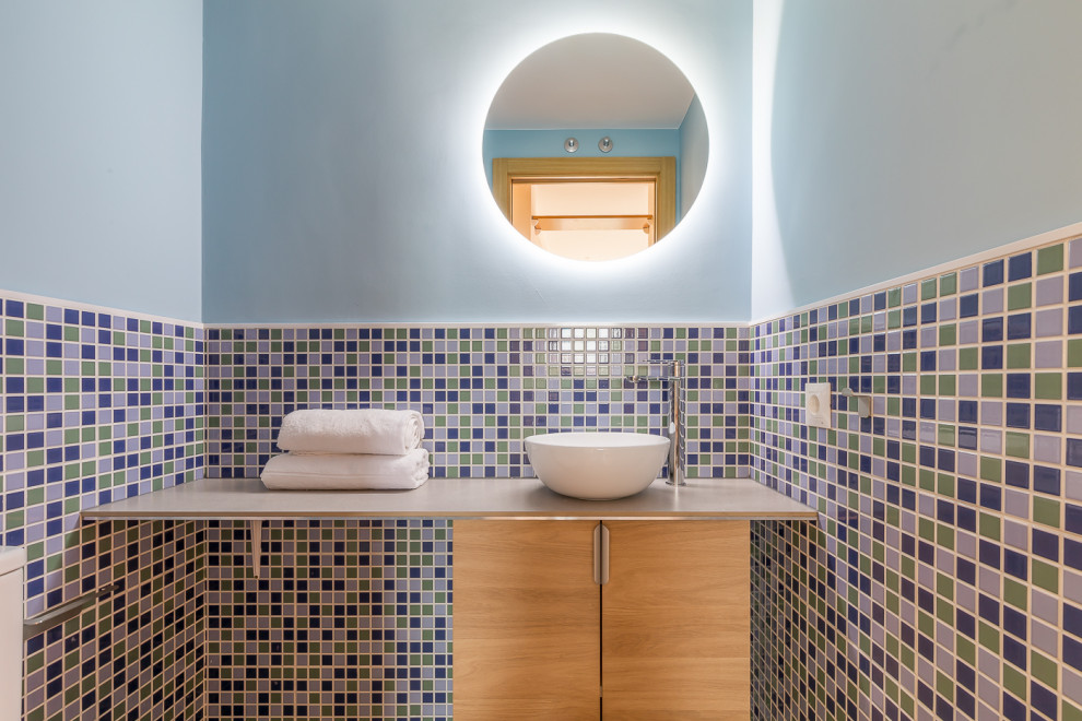 Aseo?[Diseño de aseo With armarios tipo mueble, puertas de armario blancas, baldosas y/o azulejos azules, baldosas y/o azulejos de cerámica, paredes azules, suelo de baldosas de porcelana, suelo beige and encimeras beige ]:[Diseño de aseos With armarios tipo mueble, puertas de armario blancas, baldosas y/o azulejos azules, baldosas y/o azulejos de cerámica, paredes azules, suelo de baldosas de porcelana, suelo beige and encimeras beige ]