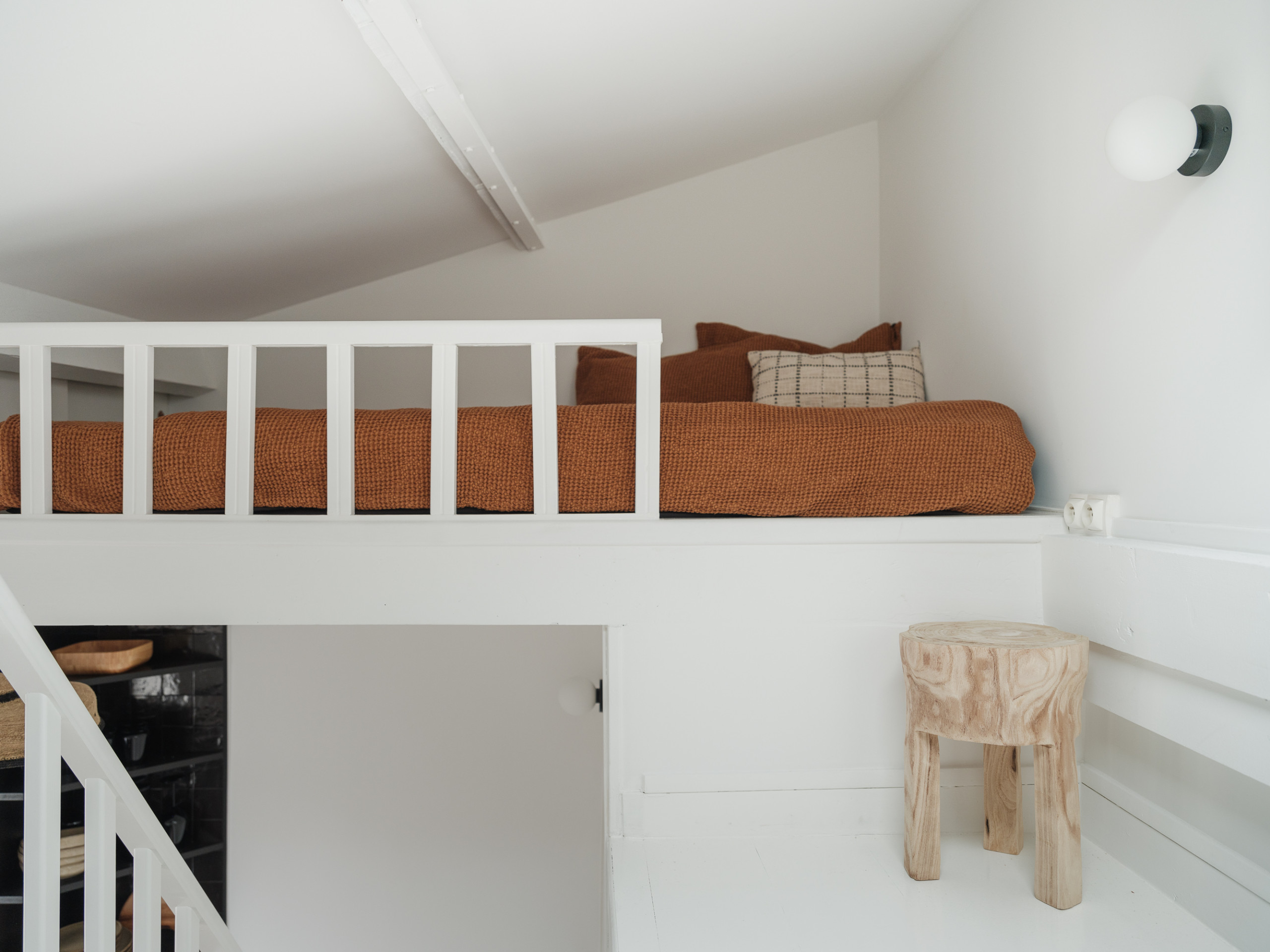 Mid-century modern bedroom photo in Paris