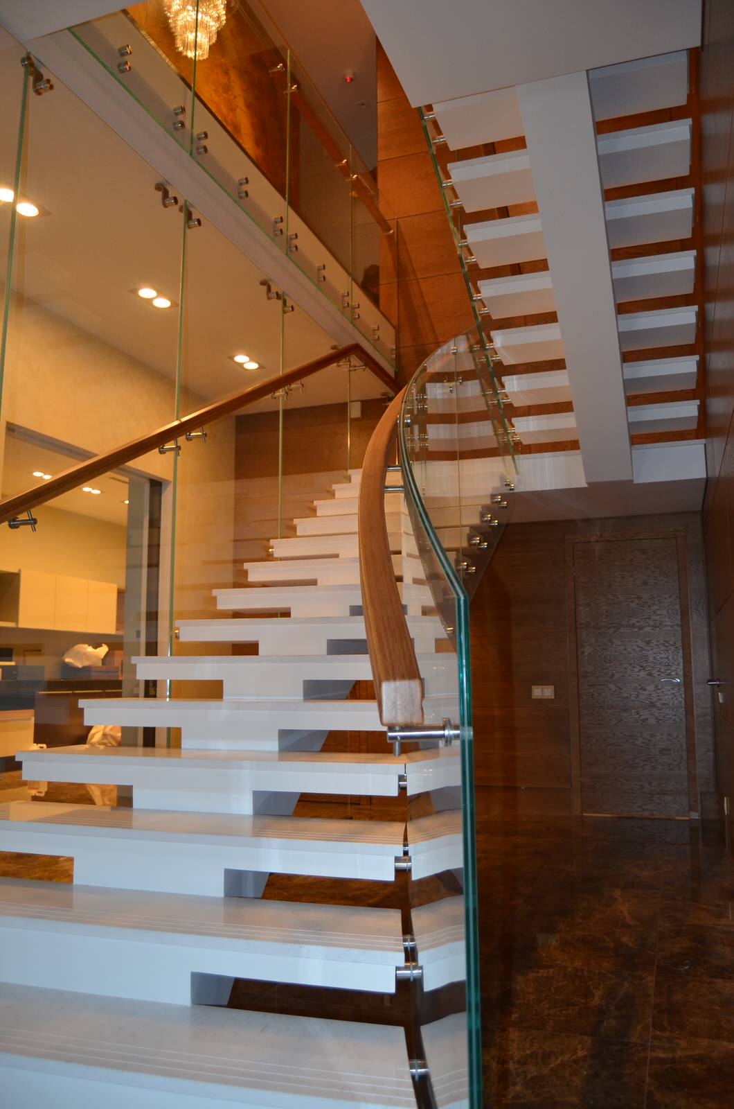 Стильная лестница со стеклянным ограждением (2018)