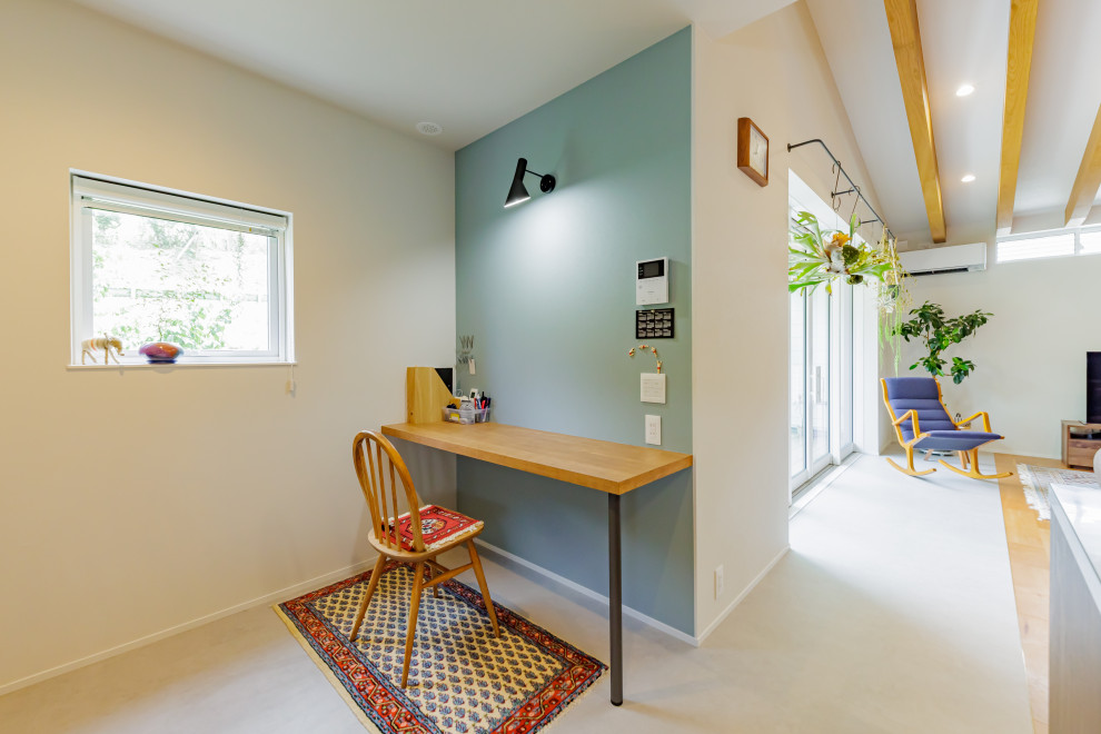 Источник вдохновения для домашнего уюта: маленькое рабочее место в скандинавском стиле с синими стенами, встроенным рабочим столом, потолком с обоями и обоями на стенах без камина для на участке и в саду