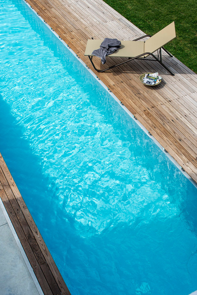 This is an example of a contemporary pool in Milan.