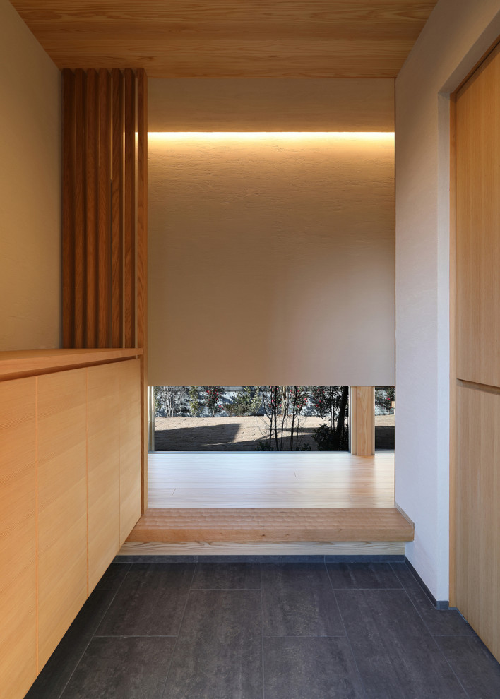 Große Asiatische Haustür mit brauner Wandfarbe, Granitboden, Einzeltür, dunkler Holzhaustür, grauem Boden und Holzwänden in Sonstige