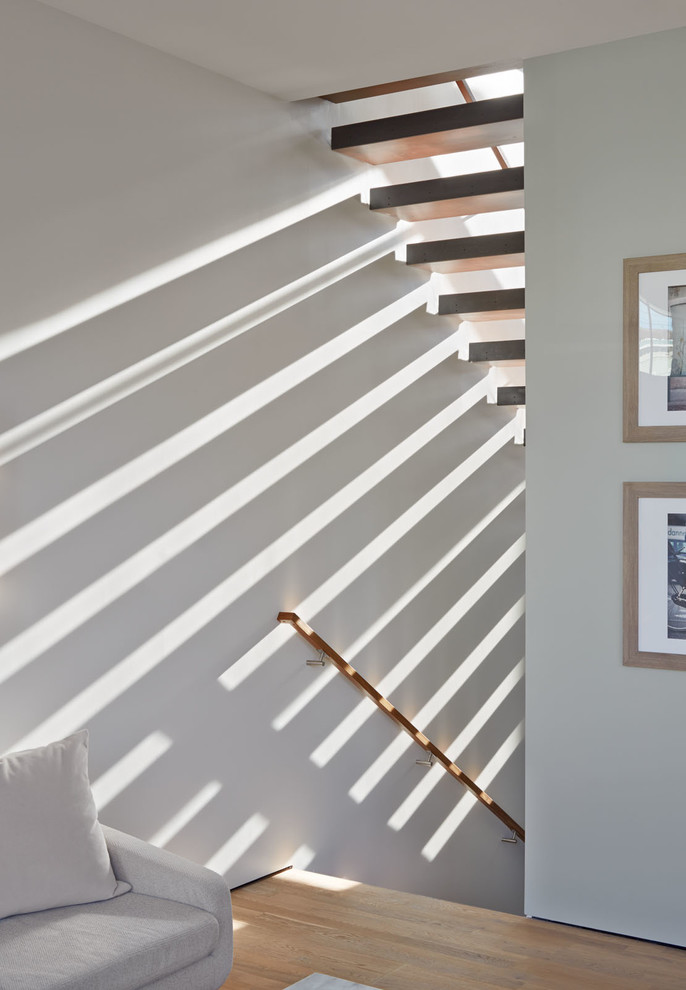 Modelo de escalera recta minimalista pequeña con escalones de madera y contrahuellas de metal