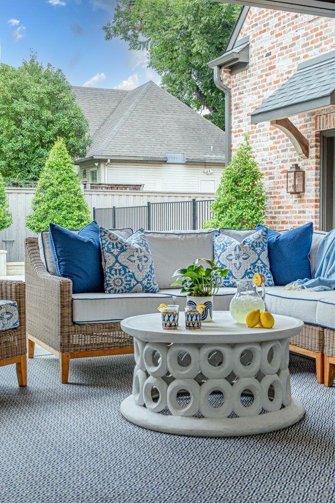 Example of a transitional home design design in Dallas