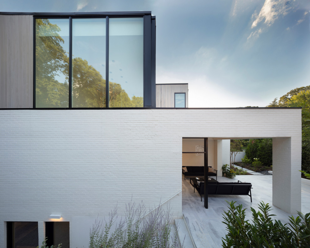Mittelgroße, Verglaste, Überdachte Moderne Veranda neben dem Haus mit Natursteinplatten in Washington, D.C.