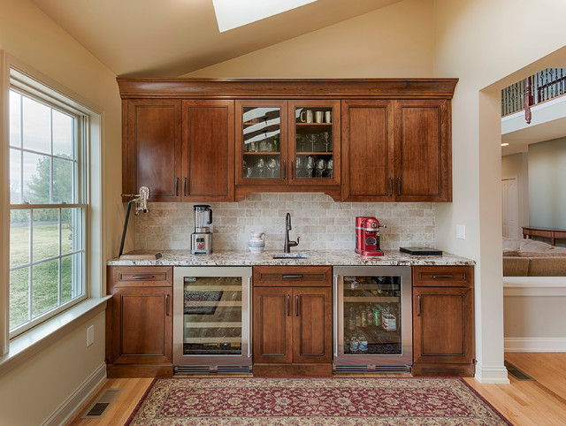 Transitional Kitchen and Matching Buffet nyklassisk-hemmabar