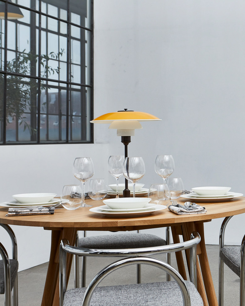 Immagine di una sala da pranzo scandinava con pareti bianche, pavimento in cemento, pavimento grigio e carta da parati